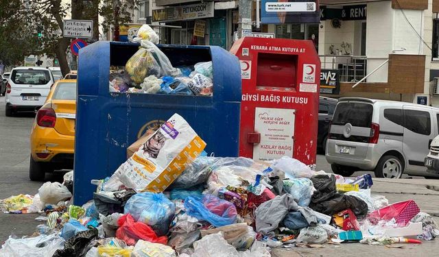 Belediye Çalışanları İş Bıraktı, İlçede Çöp Yığınları Oluştu