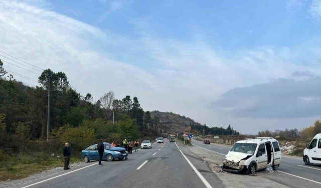 "U" Dönüşü Yapan Otomobil Hafif Ticari Araçla Çarpıştı