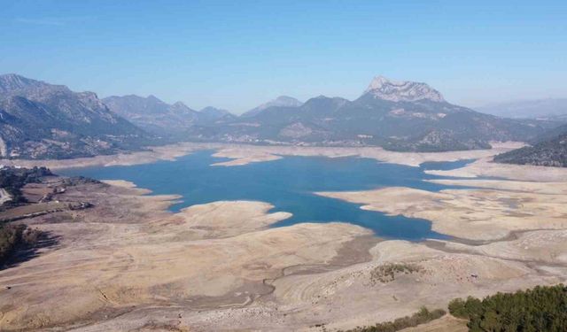 Adana’da Barajlardaki Korkutan Seviye Havadan Görüntülendi