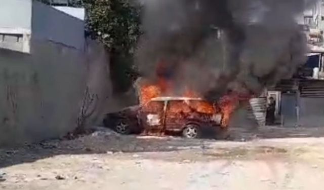 Seyhan’da Park Halindeki İki Otomobil Alev Aldı