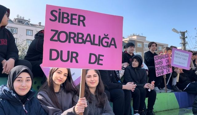 Yüzlerce Öğrenci Akran Zorbalığıyla Mücadele İçin Yürüdü
