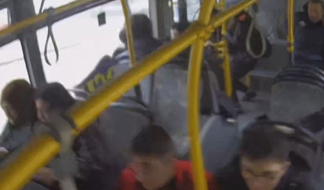 Belediye Otobüsünde Çığlık Çığlığa Dehşet Anları Kamerada