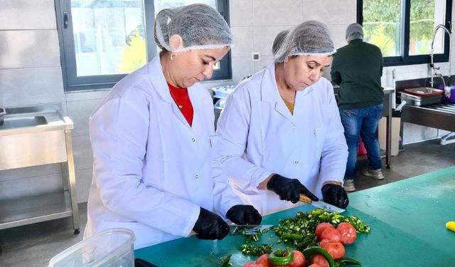 Ceyhan Belediyesi’nden Her Gün 16 Bin Ekmek ve 750 Kişiye Yemek