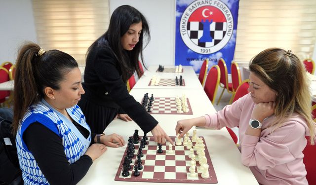Çukurova'da Kadınlar Satranç Öğreniyor