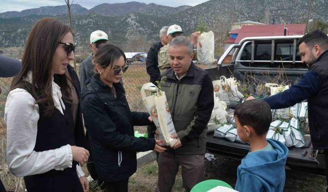 Feke’de Öğrenciler Fidanları Toprakla Buluşturdu