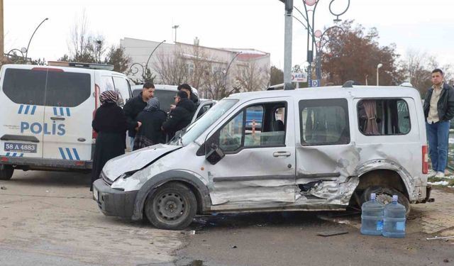 Hafif Ticari Araç İle Otomobil Çarpıştı, Yaya Ağır Yaralandı