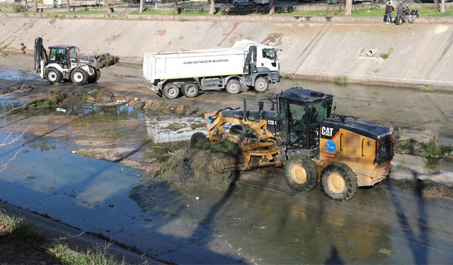 Kötü Görüntü ve Koku Yayan Sarıçam Deresi Temizlendi