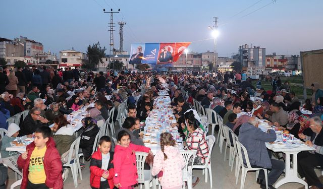 Yüreğir Belediyesi İftar Sofraları Binlerce Kişiyi Ağırlıyor
