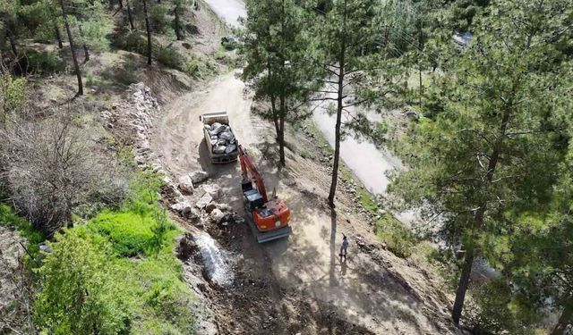 Feke’de Mezarlık Alanında Yol Çalışması