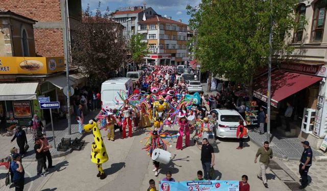 "Uluslararası Çocuk Şenliği" Renkli Görüntülere Sahne Oldu