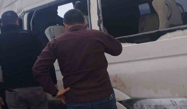 Yolcu Minibüsüyle Kamyonet Çarpıştı