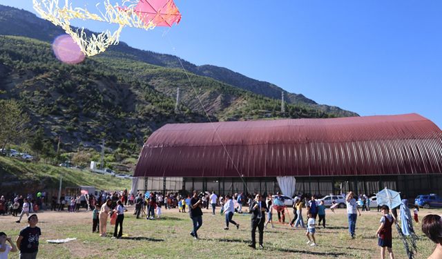 Adana’nın Saimbeyli İlçesinde Gökyüzü Uçurtmalarla Renklendi