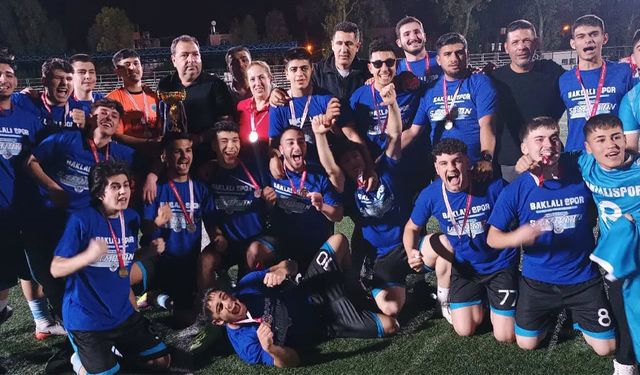 Baklalıspor Genç Takımı Şampiyonluğu Kutluyor