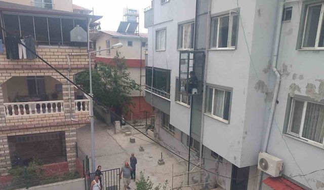 Dış Cephe Asansöründe Mahsur Kalan Kadın İtfaiye Sayesinde Kurtuldu