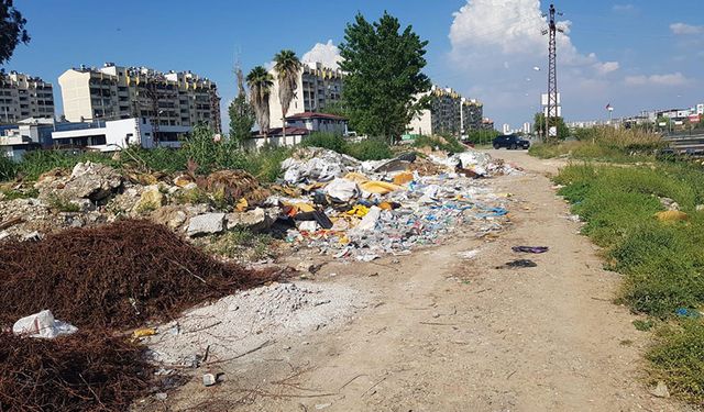 Seyhan'da Çöp ve Moloz Tepkisi: Mahalleli Kötü Kokudan Şikayetçi