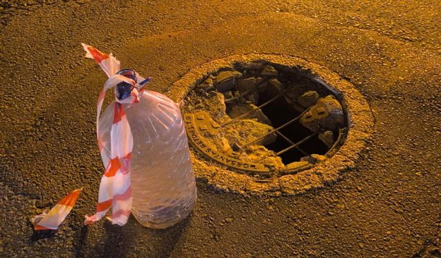 Çukurova’da Kırılan Rögar Kapağına Su Bidonlu Önlem