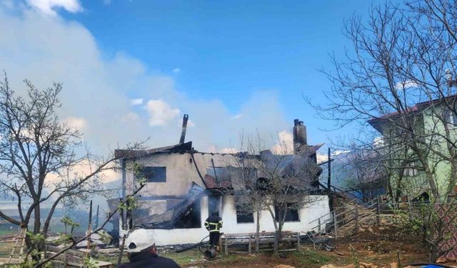 Saimbeyli’de Yanan Ev Kullanılmaz Hale Geldi