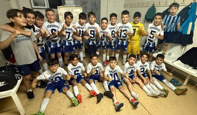 Sarıçam Demirspor U-11 Takımı Galibiyet Sevinci Yaşıyor
