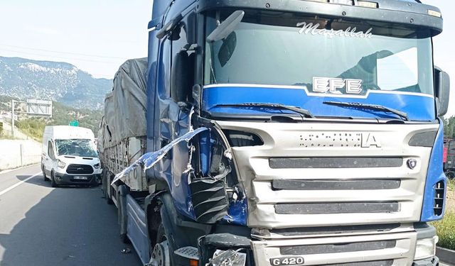 Pozantı’da Panelvan Araç ile Tır Çarpıştı