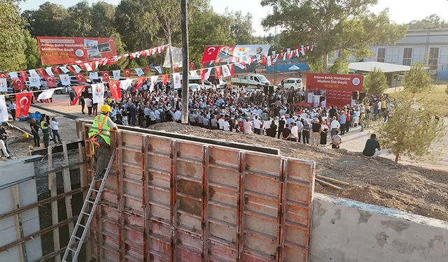 Adana’da Bir İlk: Yürüyen Merdivenli Yaya Üst Geçidinin Temeli Atıldı