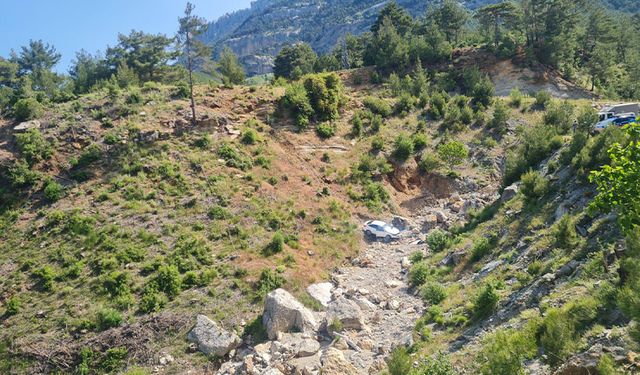 Feke’de Otomobil Uçuruma Yuvarlandı: 2 Kişi Yaralandı