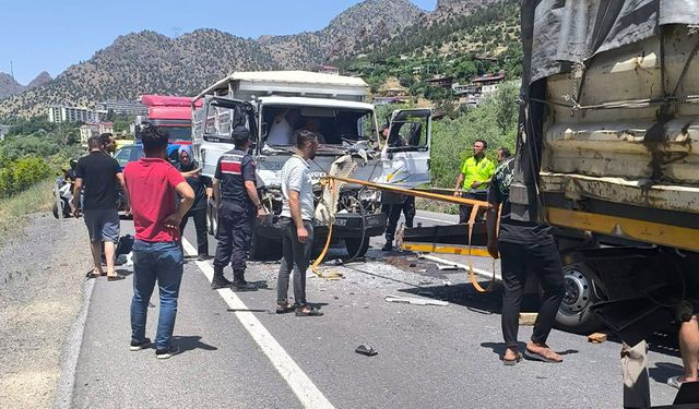 Pozantı’da Kamyon TIR’a Çarptı: 3 Yaralı