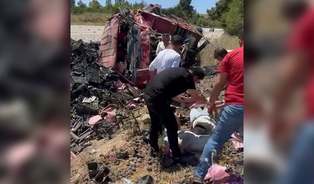 Sarıçam’da Meyve Yüklü Kamyon Devrildi: Sürücü Yaralandı