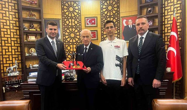 TÜRKHAN’ İHA’sı, MHP Lideri Bahçeli’ye Hediye Edildi