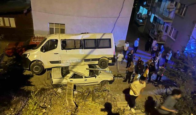 Adana’da Şok Olay: Minibüs Alt Caddeye Uçtu, Otomobil Ezildi!