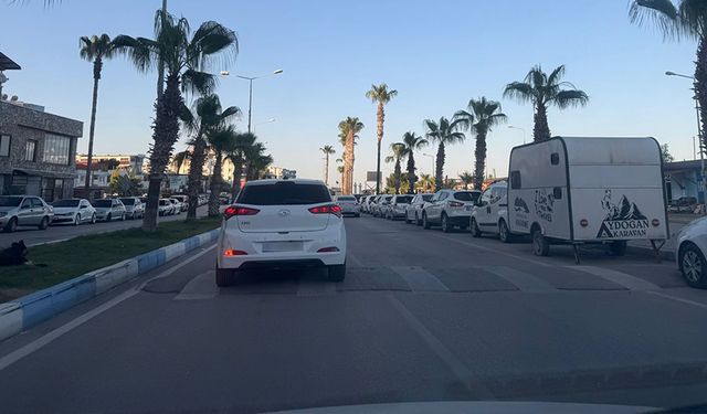 Adanalılar Serinliği Karataş’ta Aradı: Park Yeri Bulmak Zorlaştı