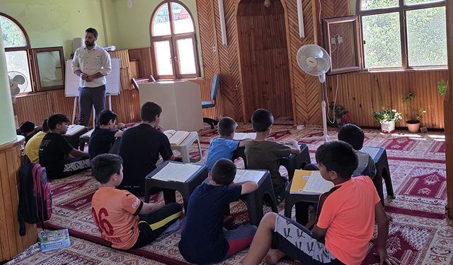 Çocuklar Camiye Koşa Koşa Geliyorlar! Adana’da Örnek İmam