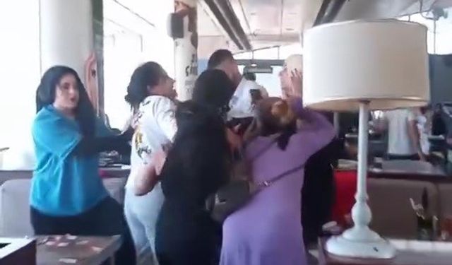 Camlar Havada, Sesler Yükseldi! Kadınlar Kafeyi Birbirine Kattı