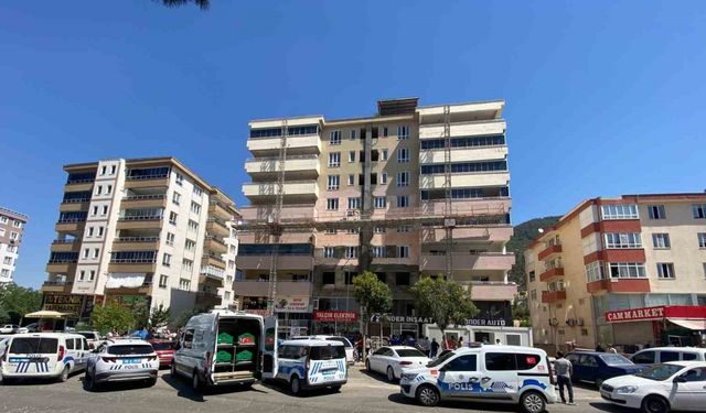 Deprem Bölgesinde Facia! 4. Kattaki İskele Kırıldı, 2 İşçi Can Verdi