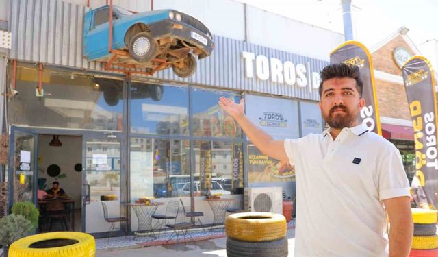 Depremde Parçalanan Otomobil, Esnafın Dükkanında Moral Kaynağı Oldu!