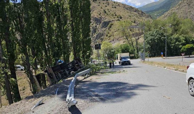 Kamyon Freni Boşalınca Uçuruma Düştü: 1 Kişi Hayatını Kaybetti