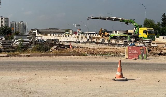 Seyhan’daki İnşaat, Trafikte Felakete Davetiye Çıkardı! Ters Şeritte Tehlikeli Anlar