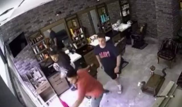 Sarsıntıyla Koltuktan Fırladı, Berber Makasla Kaçtı