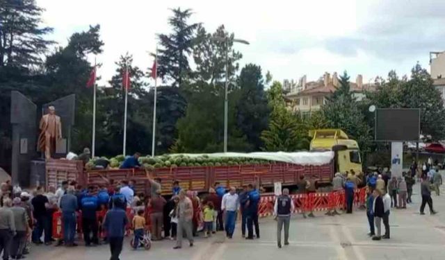 Ücretsiz Karpuz Dağıtımı! Oluşan Kuyruklar İlçe Meydanını Kapladı