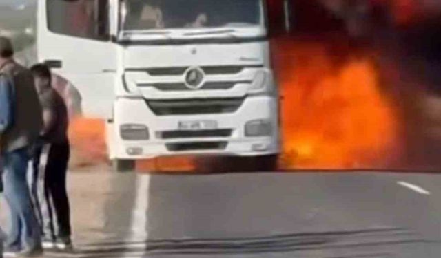 Yolda Seyir Halindeydi, Bir Anda Alev Aldı! Tırdan Geriye Demir Yığını Kaldı