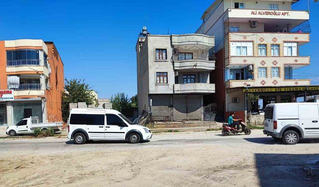 Adana’da Su Basan Evler Yetmedi, Mahalle Şimdi Tozla Savaş Veriyor