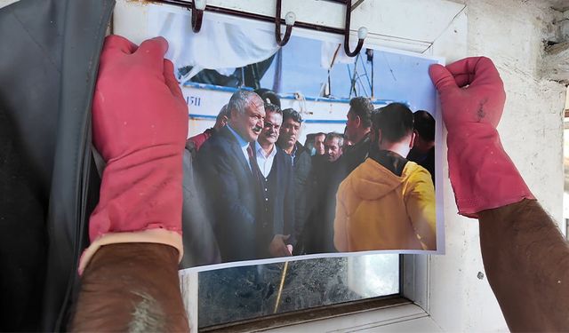 Adana’da Balıkçılar Özgürlük ve Adalet İçin Karalar’ın Fotoğraflarını Denize Açıyor