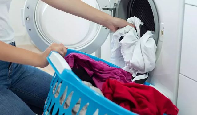 Çamaşırlarınız Neden Temiz Kokmuyor? Makinenin O Alt Kapağını Açınca İçinden Çıkanlara İnanamayacaksınız!