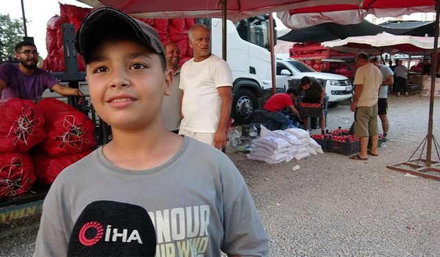 Bu Çocuk Tatilde Oyun Oynamıyor: Hayalleri İçin Pazarda Çalışıyor!