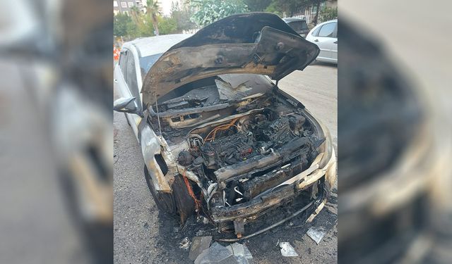 Adana’da Park Halindeki Araç Bir Anda Alev Topuna Döndü!