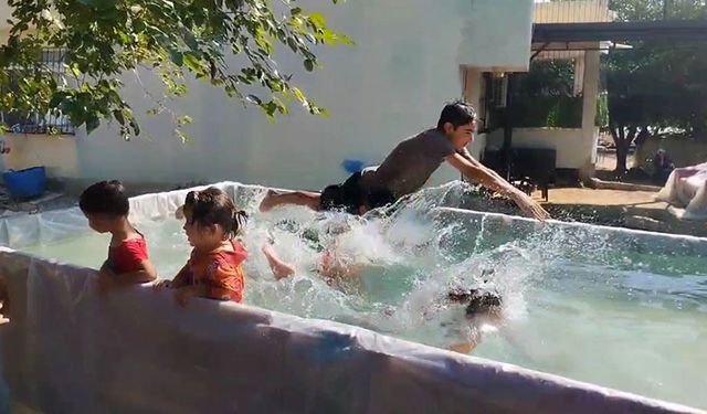 Deniz Çok Sıcak, Adana’da Çocuklar Traktör Römorkunda Yüzüyor!