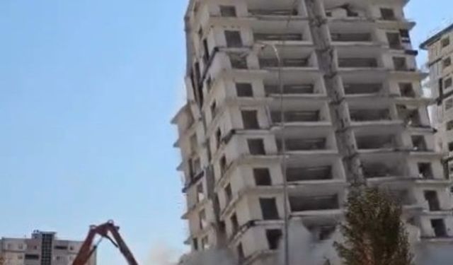 Depremde Hasar Almıştı… Kahramanmaraş’ta Dev Bina Yerle Bir Oldu!