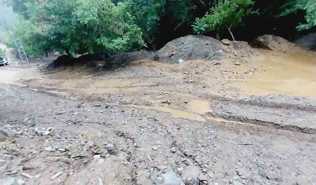 Feke’de Sağanak Yağış Dereleri Taşırdı, Yollar Ulaşıma Kapandı