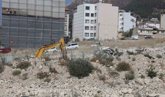 Felaketin Eşiğinde! İş Makinesi Operatörü Ölümden Döndü