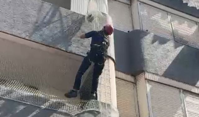 Adana’da Balkon Filesine Takıldı: O Anlar Yürekleri Ağza Getirdi!