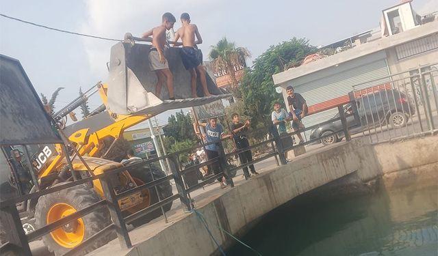 Adana’da Kanala Giren Çocuklara Kepçe Operatöründen Şok Destek